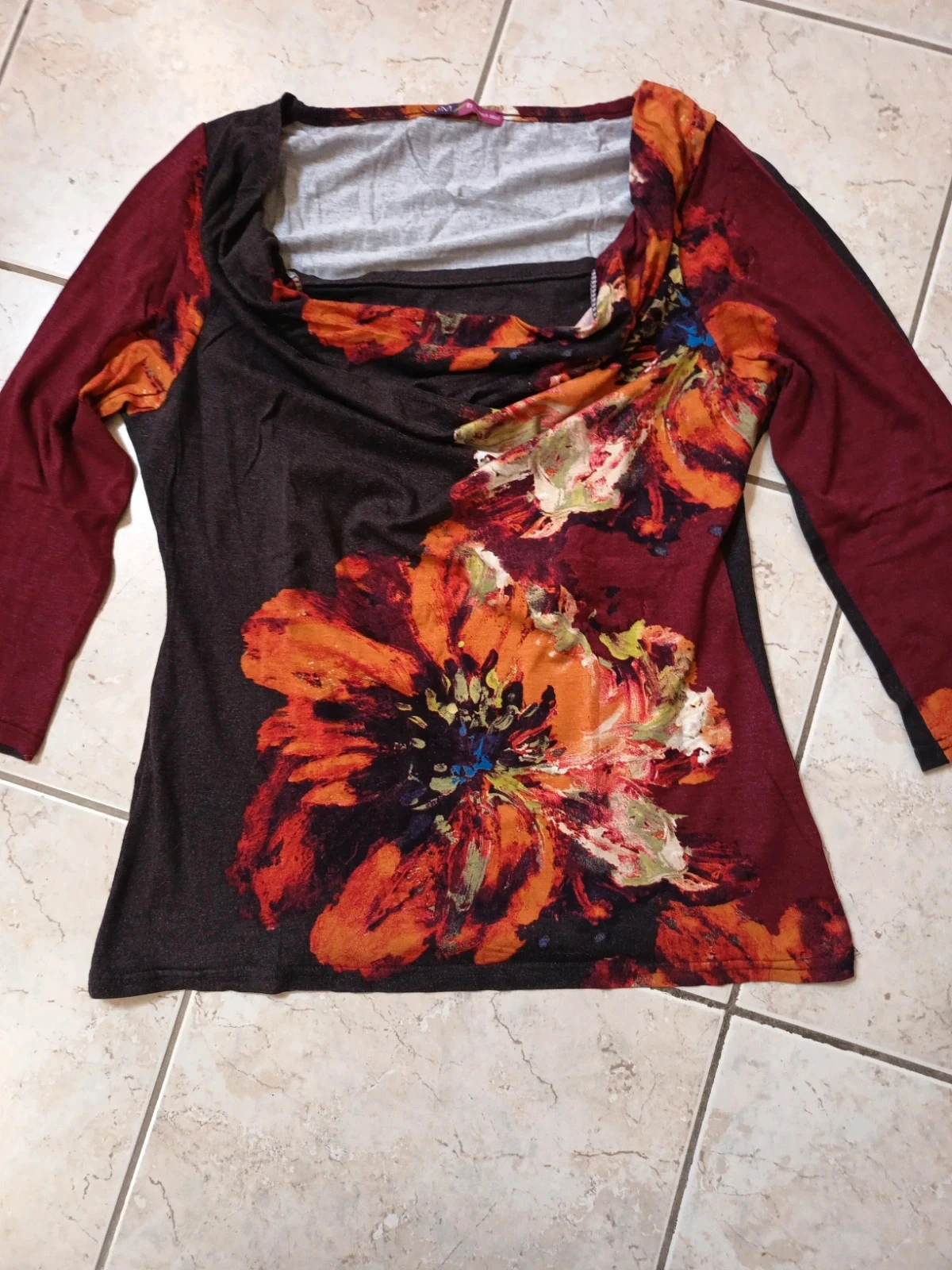 Camiseta burdeos con flores – photo 2